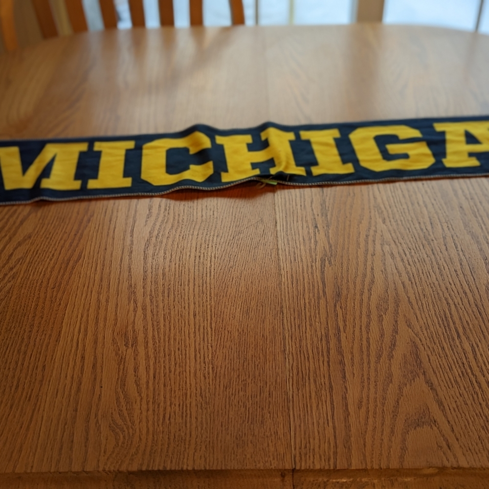 Michigan Basketball 🏀 scarf 🧣 - Picture 2 of 5